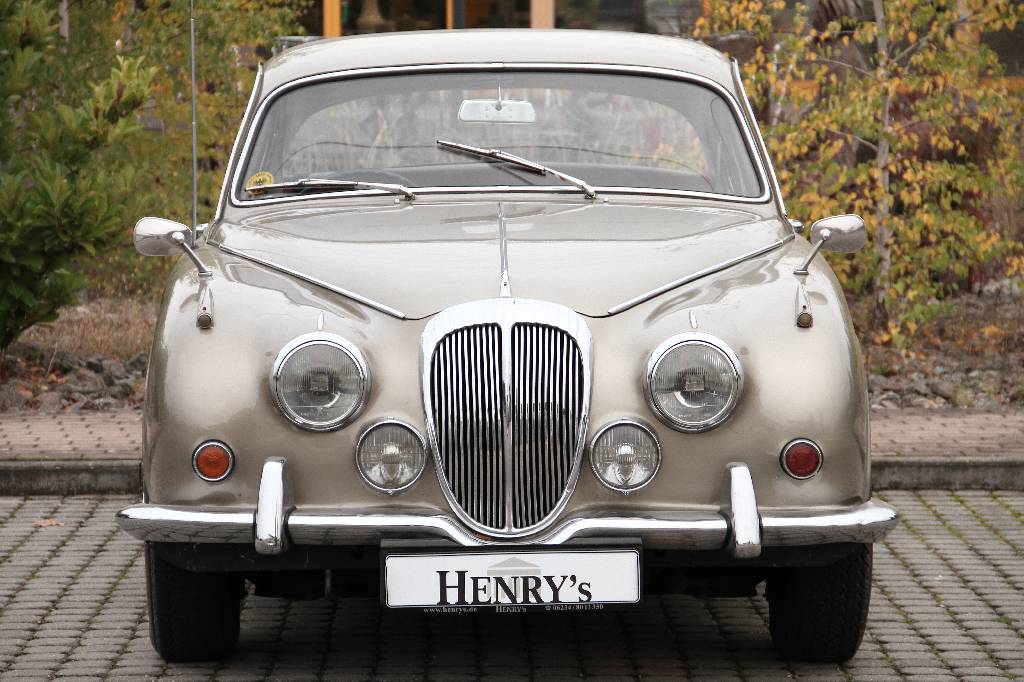 Detail a: Daimler V8 250, EZ 03.1968, Laufleistung 5.872 miles abgelesen, H-Zulassung, 103 kW/ 140 PS, 8-Zylinder, Automatikgetriebe, graubraun, braun, ...