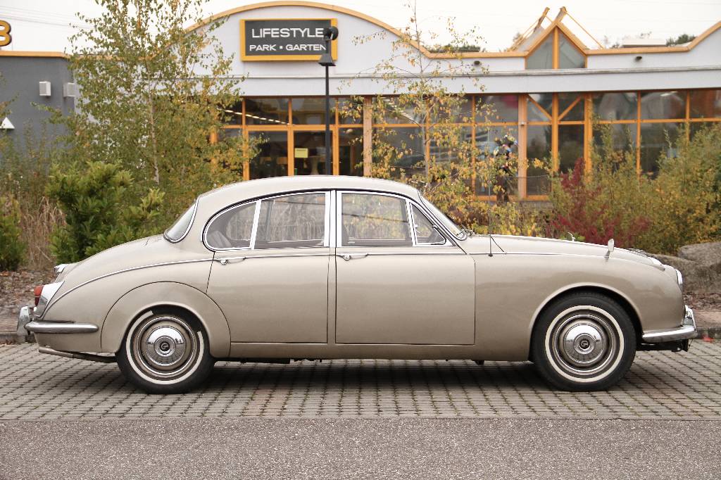 Detail b: Daimler V8 250, EZ 03.1968, Laufleistung 5.872 miles abgelesen, H-Zulassung, 103 kW/ 140 PS, 8-Zylinder, Automatikgetriebe, graubraun, braun, ...