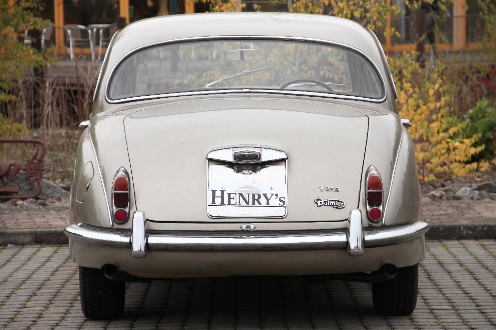 Detail d: Daimler V8 250, EZ 03.1968, Laufleistung 5.872 miles abgelesen, H-Zulassung, 103 kW/ 140 PS, 8-Zylinder, Automatikgetriebe, graubraun, braun, ...
