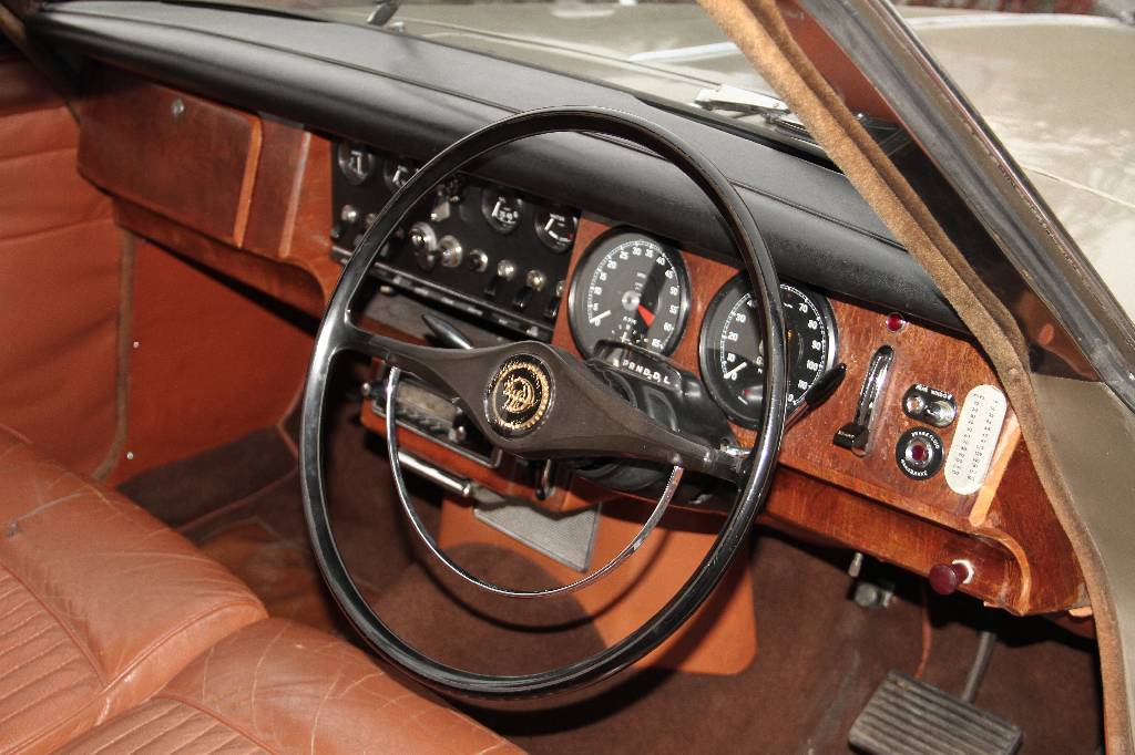 Detail e: Daimler V8 250, EZ 03.1968, Laufleistung 5.872 miles abgelesen, H-Zulassung, 103 kW/ 140 PS, 8-Zylinder, Automatikgetriebe, graubraun, braun, ...