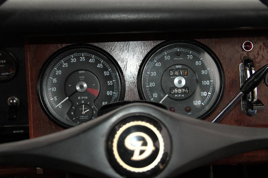 Detail f: Daimler V8 250, EZ 03.1968, Laufleistung 5.872 miles abgelesen, H-Zulassung, 103 kW/ 140 PS, 8-Zylinder, Automatikgetriebe, graubraun, braun, ...