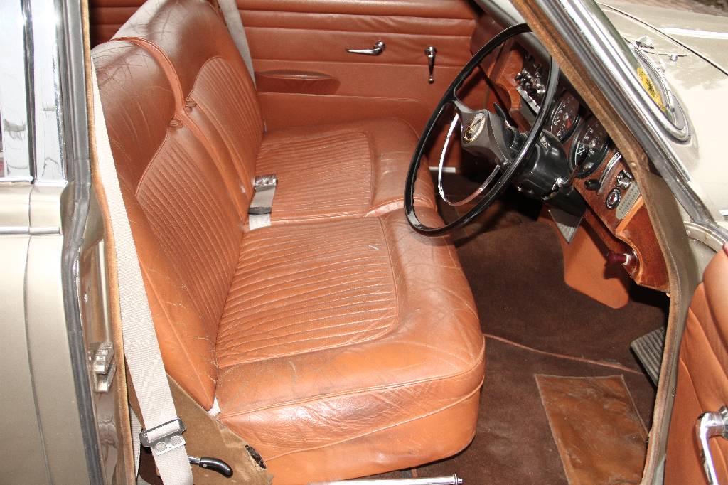 Detail g: Daimler V8 250, EZ 03.1968, Laufleistung 5.872 miles abgelesen, H-Zulassung, 103 kW/ 140 PS, 8-Zylinder, Automatikgetriebe, graubraun, braun, ...