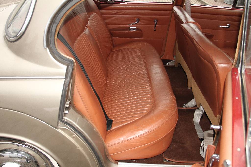 Detail h: Daimler V8 250, EZ 03.1968, Laufleistung 5.872 miles abgelesen, H-Zulassung, 103 kW/ 140 PS, 8-Zylinder, Automatikgetriebe, graubraun, braun, ...