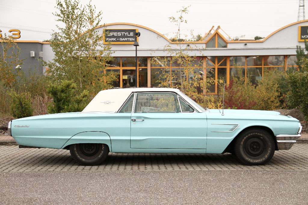 Detail b: Ford Thunderbird Coupé, EZ 07.1965, Laufleistung 93.662 miles abgelesen, H- Zulassung, Automatikgetriebe, türkis, Kunstleder türkis, Fahrzeug in ...