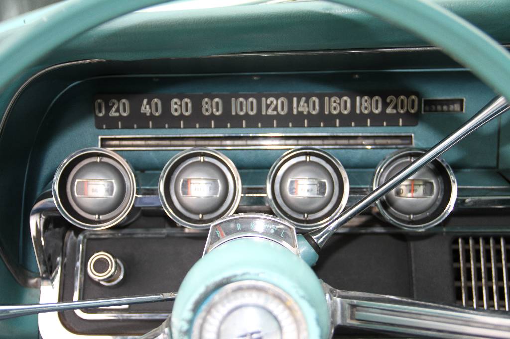 Detail f: Ford Thunderbird Coupé, EZ 07.1965, Laufleistung 93.662 miles abgelesen, H- Zulassung, Automatikgetriebe, türkis, Kunstleder türkis, Fahrzeug in ...
