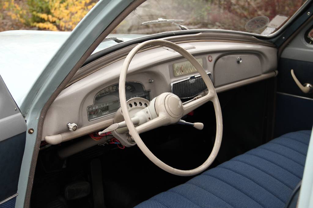 Detail e: Renault Frégate Domaine Break, EZ 07.1958, Laufleistung 58.919 km abgelesen, H-Zulassung, 67 kW/ 91 PS, 4-Zylinder, Halbautomatik, hellblau, ...
