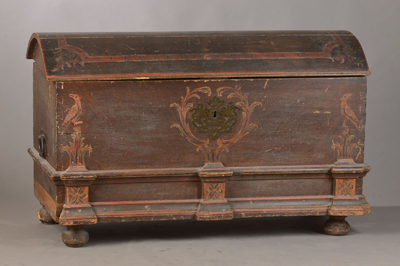 Truhe, Hessen, wohl Schwalm,um 1800, Eiche massiv mit orig. Fassung, Sockel 3-fach risalitartig gegliedert, Beschläge u. Bänder aus der Zeit, kein ...