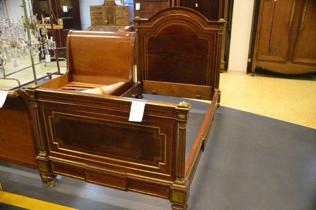 Detail a: Gründerzeit-Schlafzimmer bestehend aus Prunkbett u. Garderoben-Schrank, wohl norddeutsch, um1880-1900, Mahagoni furniert u. massiv, viele umlaufende ...