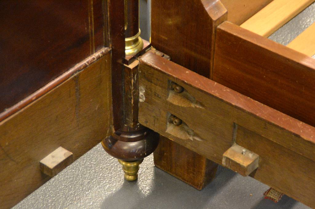 Detail b: Gründerzeit-Schlafzimmer bestehend aus Prunkbett u. Garderoben-Schrank, wohl norddeutsch, um1880-1900, Mahagoni furniert u. massiv, viele umlaufende ...