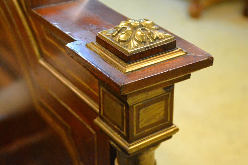 Detail c: Gründerzeit-Schlafzimmer bestehend aus Prunkbett u. Garderoben-Schrank, wohl norddeutsch, um1880-1900, Mahagoni furniert u. massiv, viele umlaufende ...