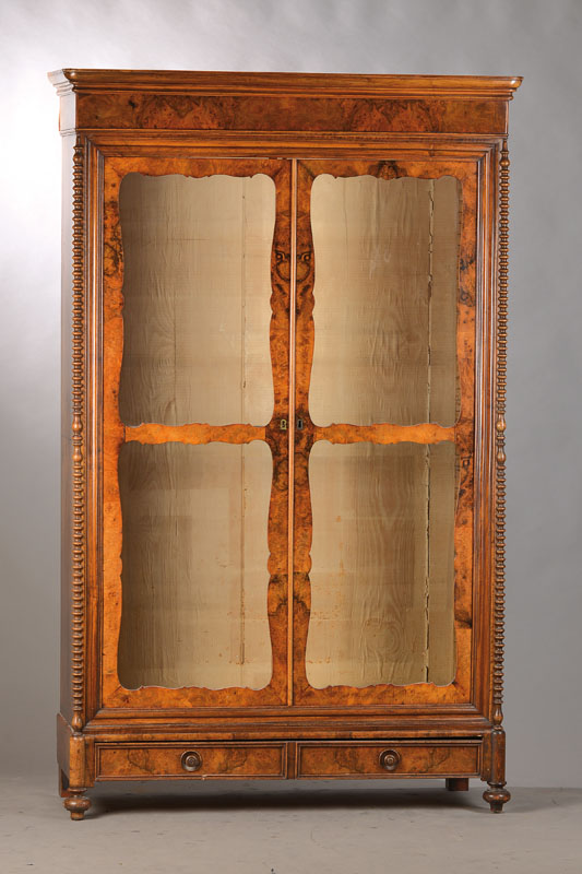 Spätbiedermeier-Vitrine, mitteldeutsch, um 1850/60, Nussbaumfurnier z.T. gespiegelt verlegt, 2-türig mit Brezelfüllung in späterer Zeit verglast, ...