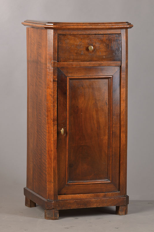 Nachttischchen, wohl mitteldeutsch/ostdeutsch, um 1850, Nussbaum massiv, 1-türig u. 1- schübig, Teile sek., Altersspuren, ca. 86x42x39 cm