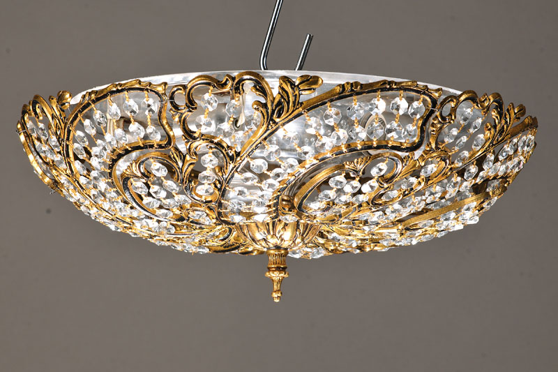Deckenlampe, Spanien, 1930er Jahre, besonders großer, massiver, mit durchbrochenemBlattwerk versehener Messingkorpus, darin vollständig facettierte ...