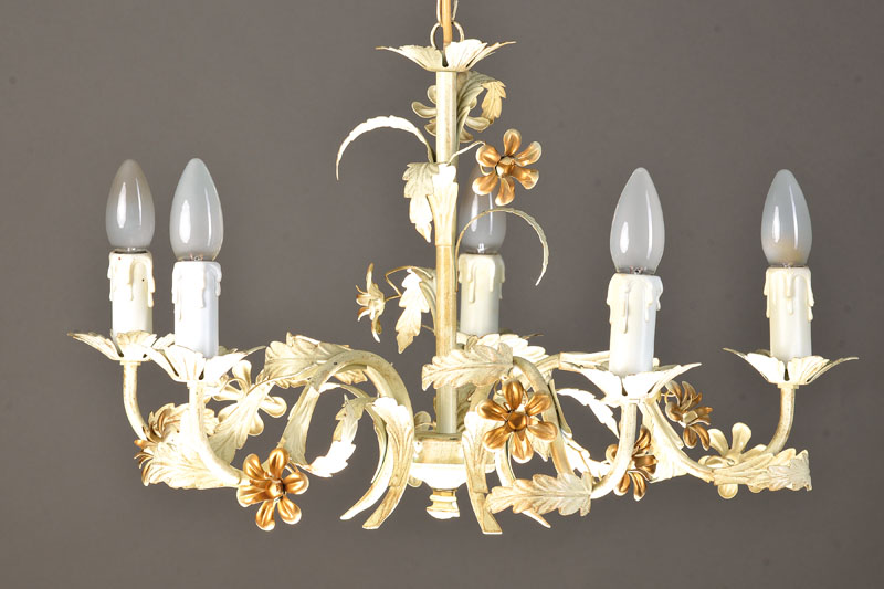 Deckenlampe, Metall, Belgien, ca. 1940/50, weiß gefasst, Mittelspindel und Ausleger mit angesetztem Rankenwerk nebst Blüten, orig. Verkabelung, 5 ...