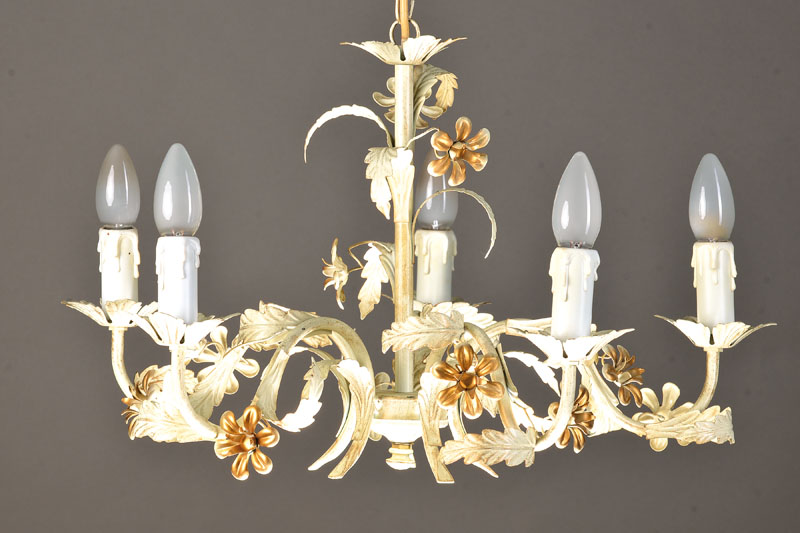 Detail a: Deckenlampe, Metall, Belgien, ca. 1940/50, weiß gefasst, Mittelspindel und Ausleger mit angesetztem Rankenwerk nebst Blüten, orig. Verkabelung, 5 ...