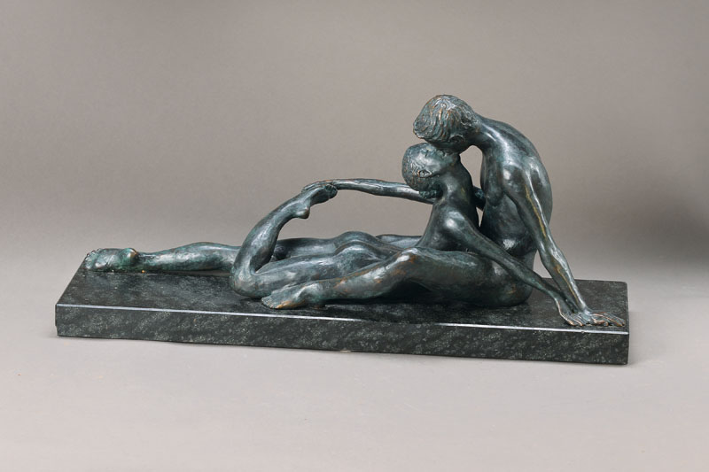 Maximilian Delius, geb. 1958 Ukraine, "Die Liebenden", Bronzeskulptur, patiniert, signiert 1/100, signiert, auf grauem Marmorsockel, ca. 25 ...