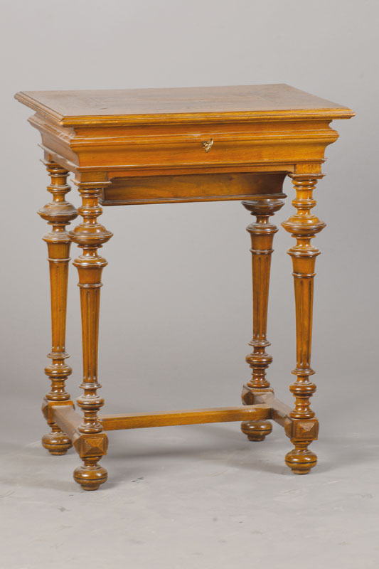 Nähtisch, Gründerzeit, um 1880/90, Nußbaum, gedrechselte u. kannelierte Beine, seitliche Schublade, Klappe zu Öffenen, Inneneinrichtung, ...