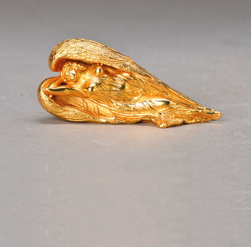Ernst Fuchs, geb. 1930 Wien, Schutzengel, Bronzeskulptur, goldene Ausführung, signiert und nummeriert 59, L. ca. 10 cm