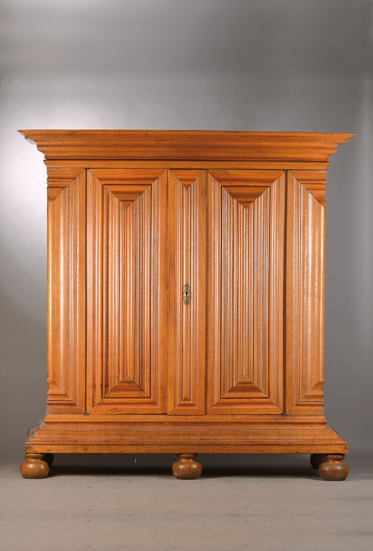 Wellenschrank, Hessen, wohl Frankfurt, um 1770/80, Eiche massiv z.T. auf Weichholz aufgeblendet, weit ausladendes Gesims u. Sockel, 2-türig, ...