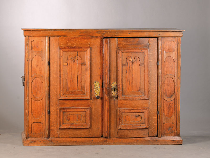 Schrank, süddeutsch, um 1720-30, Eiche und Weichholz, 2-türig mit aufgeblendeten verkröpften Profilen, Beschläge um 1760, kein Schlüssel ...