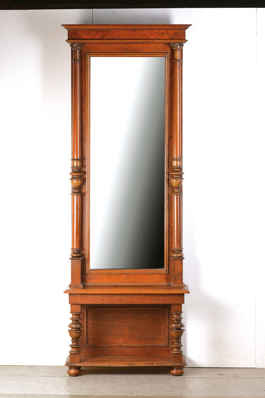 Konsolenspiegel, deutsch, 1880/90, Nussbaumfurnier auf Kreuzfuge auf Weichholzkorpus verlegt, Spiegel mit flachem vorspringendem Kranz, dieser ...