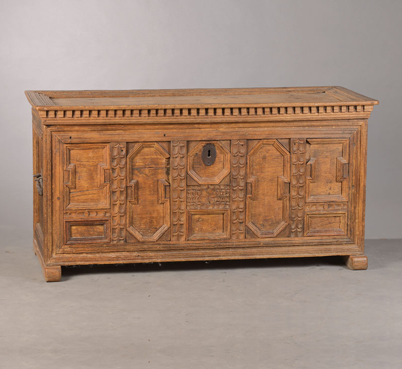 Barocktruhe, mitteldeutsch, wohl Hessen, um 1810/20 Eiche massiv, frontseitig mit reich profilierten Aufblendungen, verkröpfte Felder, Zinnenkranz ...