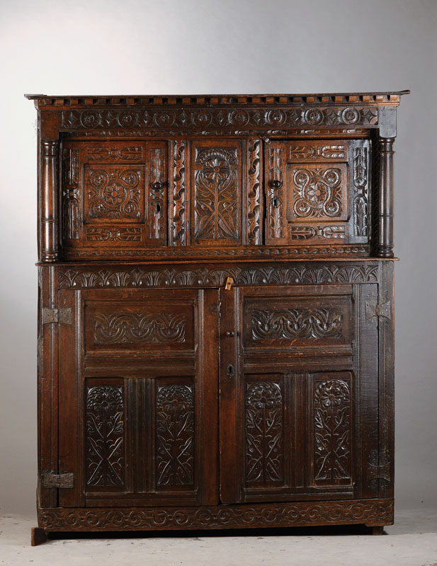 Buffetschrank, wohl Niederlande/England, um 1880/90, nach dem frühem Vorbild des 17.Jh.,Eiche massiv, 4-türig, reiche Flachschnitzerei, schöne ...