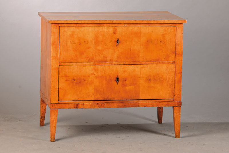 Biedermeierkommode, süddeutsch, um 1820, Birkefurnier auf Weichholzkorpus, alte Schlüsselschildeinlagen, 2-schübig, orig. Kastenschlösser, sehr ...