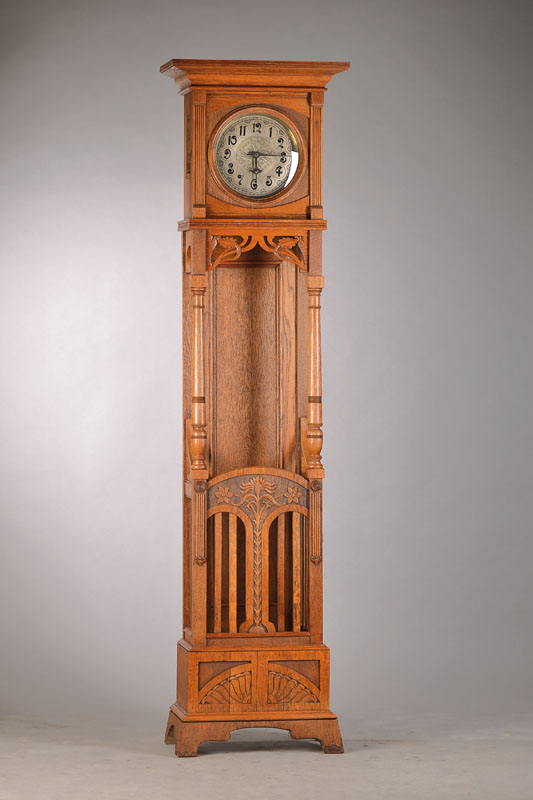 Jugendstil-Standuhr, deutsch um 1900/20, Eiche, mit offenem Schwungbereich des Pendels, zeittyp. Schnitzwerk mit Blättern u. Blumen,spannungsrissig, ...