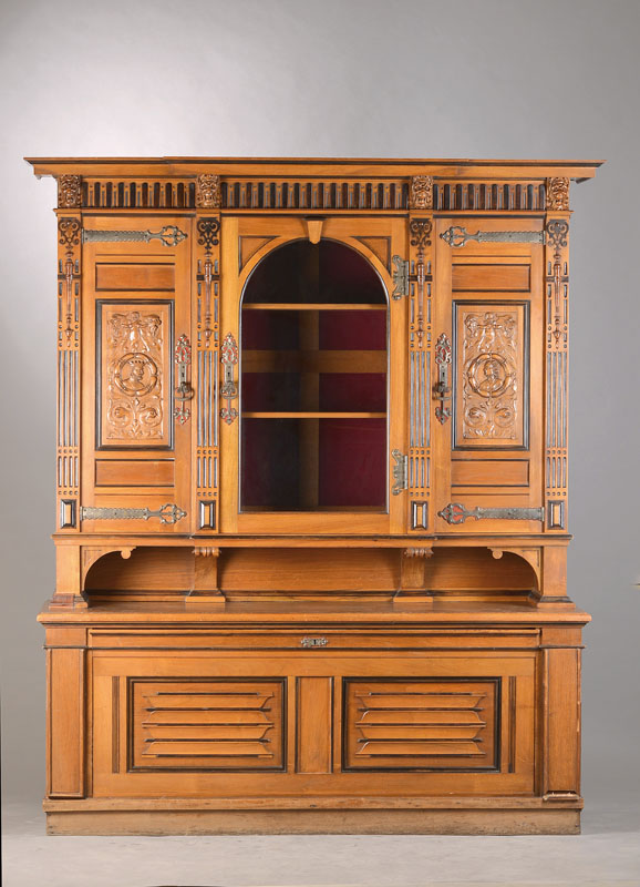 Aufsatzschrank, deutsch, um 1880/90, lt. Einlieferer aus dem Schloss Büdingen, Nussbaum massiv, z.T. Eichekorpus, komplett auf Rahmen gearbeitet, ...