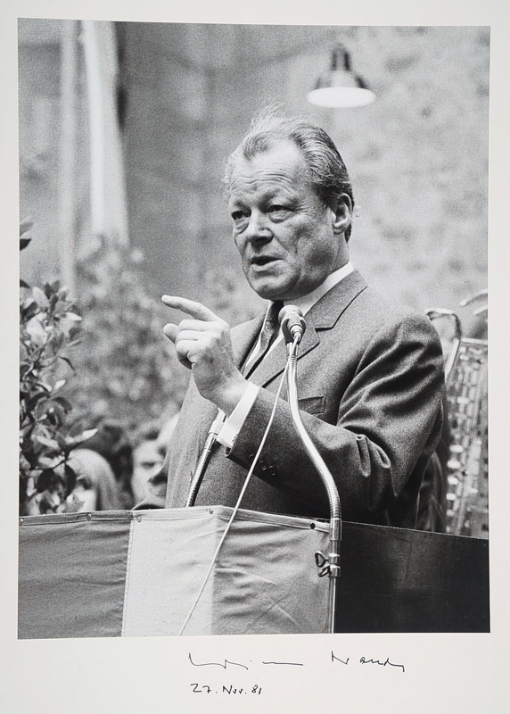 Hartmut Frien, Kunstfotograf, hier: Aufnahme von Willy Brandt, handsigniert und datiert 27.11.1981 von Willy Brandt, Fotografie entstanden 1980, ...