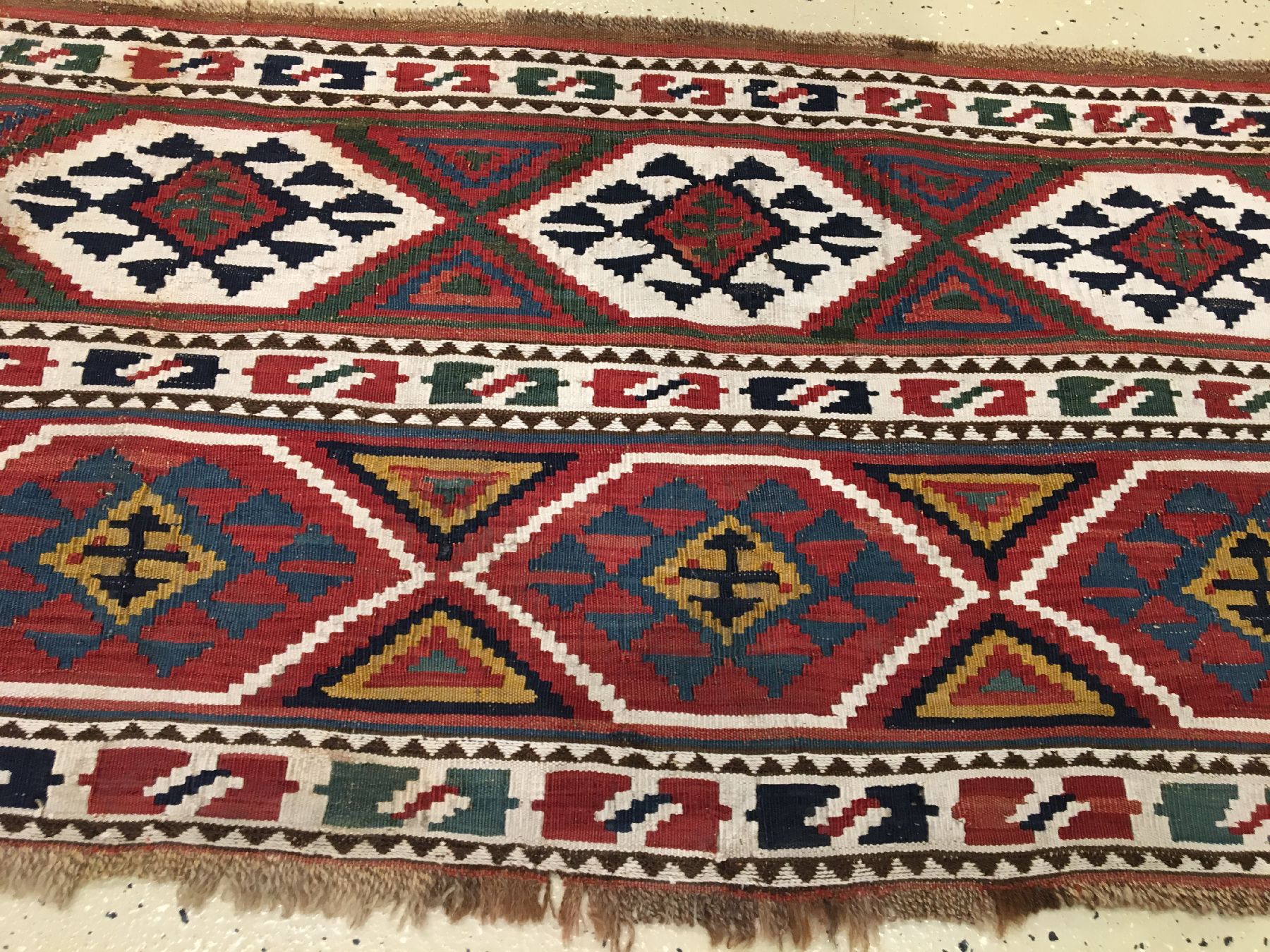 Detail a: Schahsavan-Kelim "Mafrasch-Seite" antik, Nordwestpersien, 19.Jhd., Wolle mit weißen Baumwoll-Highlights gewebt auf Wolle. Feine ...