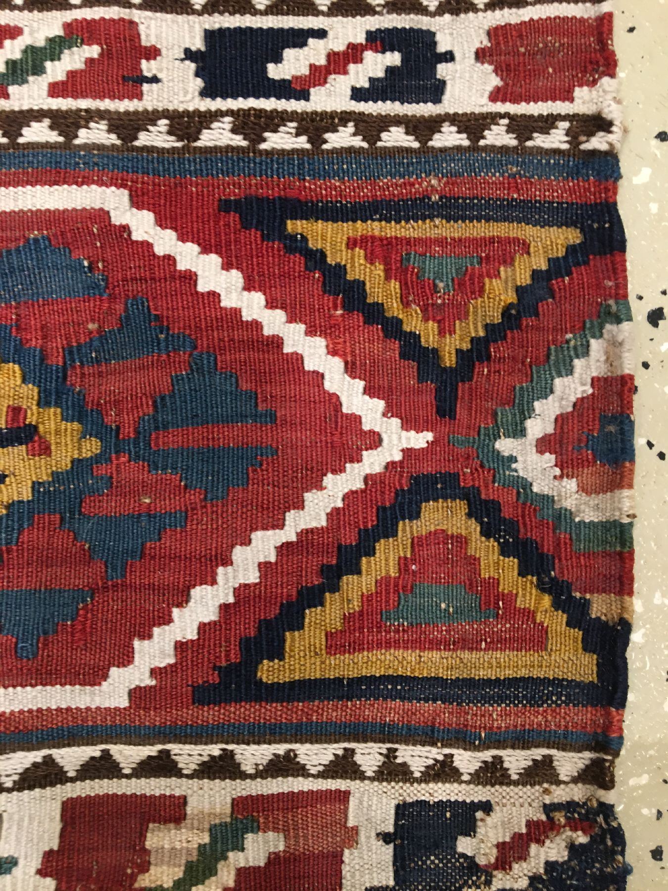 Detail c: Schahsavan-Kelim "Mafrasch-Seite" antik, Nordwestpersien, 19.Jhd., Wolle mit weißen Baumwoll-Highlights gewebt auf Wolle. Feine ...
