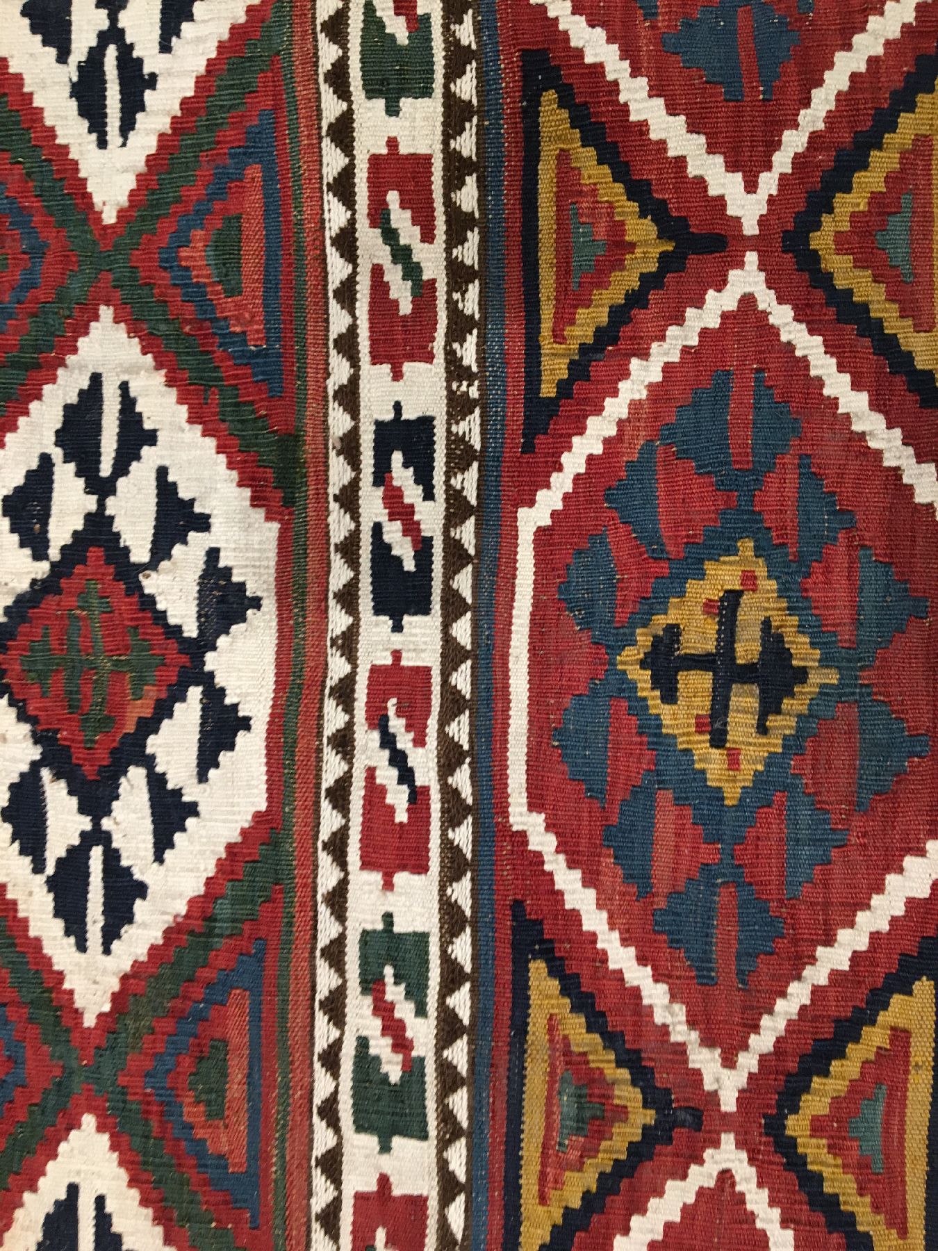 Detail d: Schahsavan-Kelim "Mafrasch-Seite" antik, Nordwestpersien, 19.Jhd., Wolle mit weißen Baumwoll-Highlights gewebt auf Wolle. Feine ...