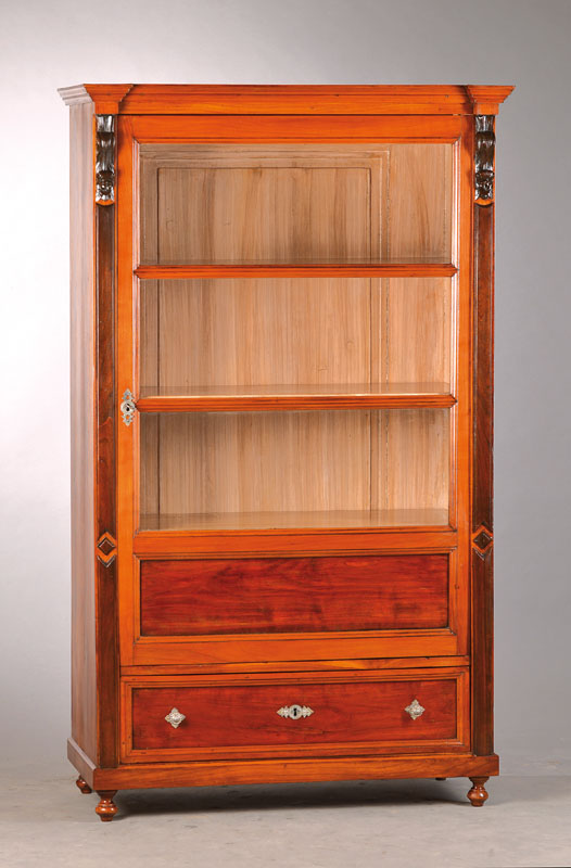 Vitrine, wohl mitteldeutsch, um 1870, Kirschbaum massiv, 1-türig, Innen mit 3 Einlegeböden, Sockelschub, Front mit kontrastierenden Appliken, z.T. ...