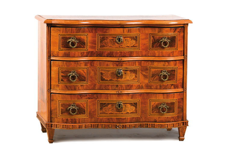 Barocke Modellkommode, wohl mitteldeutsch, um 1750, Nussbaum- bzw. Wurzelnussfurnier auf Weichholzkorpus, Ahornfilets u. Marketerie in stilüblicher ...