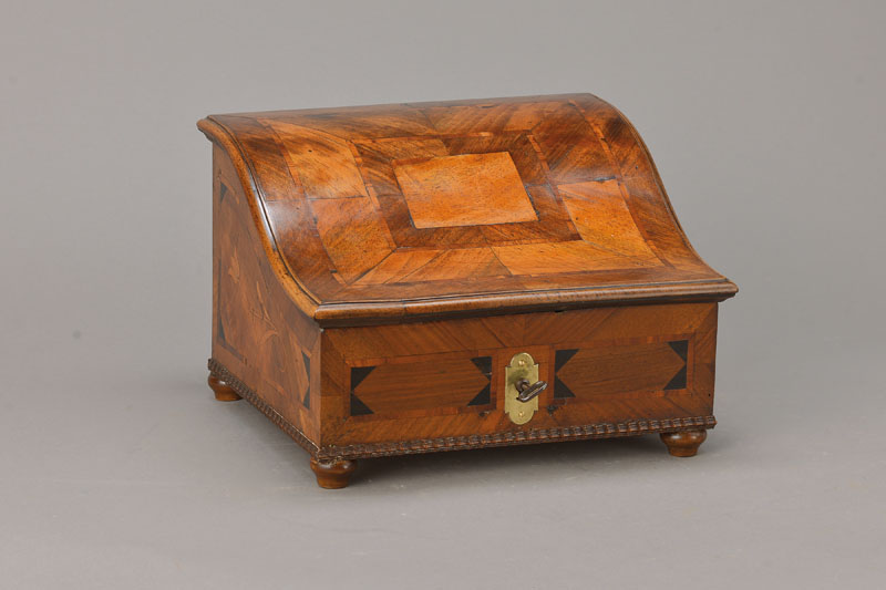 Barocke Reiseschatulle, um 1770, Nussbaumfurnier auf Kreuzfuge auf Weichholzkorpus verlegt, Pflaumenbänder u. Floralmarketerie in Ahorn, Deckel mit ...