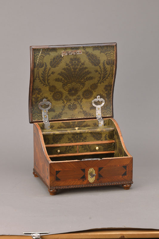 Detail a: Barocke Reiseschatulle, um 1770, Nussbaumfurnier auf Kreuzfuge auf Weichholzkorpus verlegt, Pflaumenbänder u. Floralmarketerie in Ahorn, Deckel mit ...