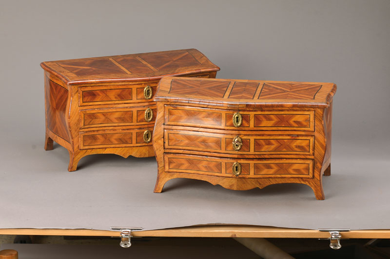 Äußerst seltenes paar Modellkommoden, wohl Dresden, um 1760, Nussbaumfurnier gespiegelt verlegt, 14 Kirschbaumfurnierfelder auf Kreuzfuge ...
