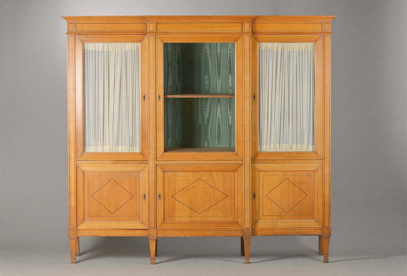 Büchervitrine, süddeutsch, österreich, um 1906/08, Kirschbaum massiv, geschwärzte Einlagen, 3-gliedrig, Mittelteil risalitartig hervorspringend, ...