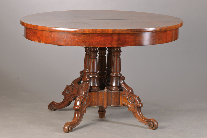 Großer Ausziehtisch, deutsch, 1910/20, Nussbaum massiv, Platte wohl älter mit auf Kreuzfuge verlegtem Wurzelnussfurnier, Fuß mit 5 konischen ...