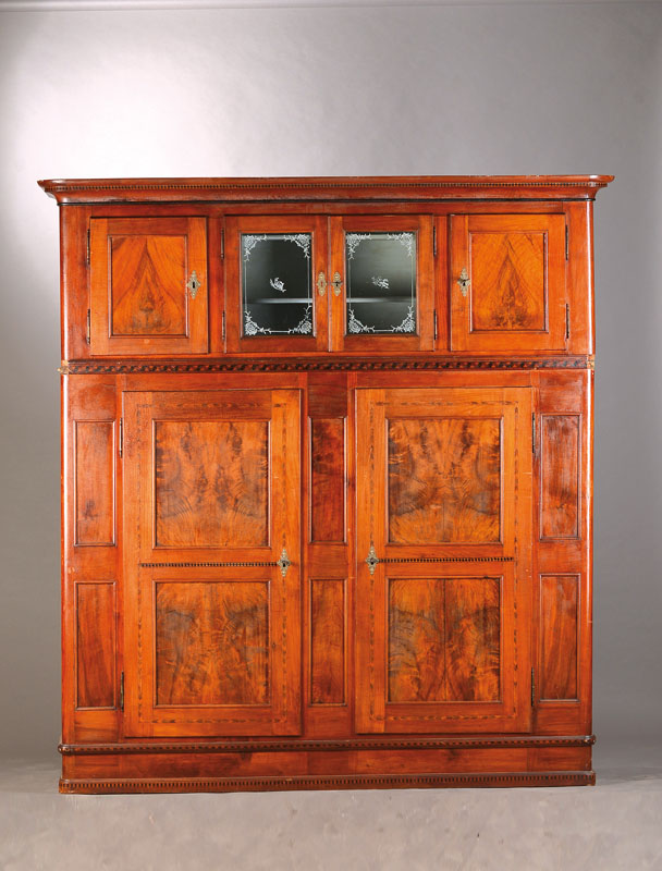 Aufsatzbuffet, Schweiz, 19.Jh., Kirschbaum massiv, Nussbaumfurnier-Füllungen gespiegelt verlegt, auf Rahmen gearbeitet, Aufsatz um 1860/70, mit ...