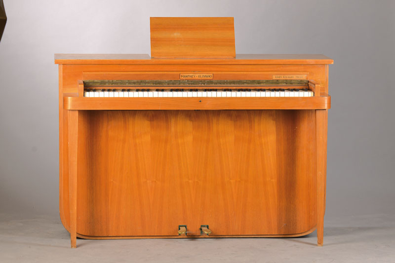 sog. Manthey-Klaviano, Hans-Kessler, Tier, Nussbaumgehäuse, Untertastenmechanik, nach dem Bauhaus- / Art-Deco-Vorbild, Überholung notwendig, ca. ...