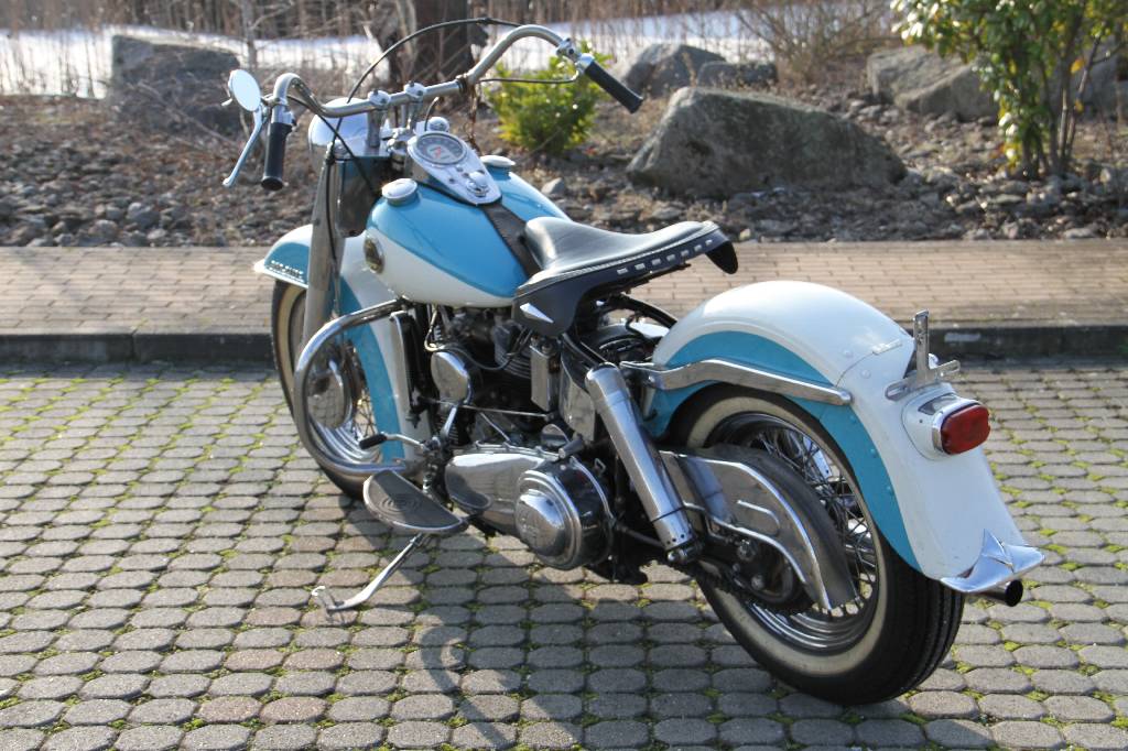Detail b: Harley Davidson Duo Glide, EZ 07.1958, 2. Hand, Laufleistung ca. 2.326 km abgelesen, HU 08.2016, H-Zulassung, 42 kW/ 57 PS, 2- Zylinder, ...