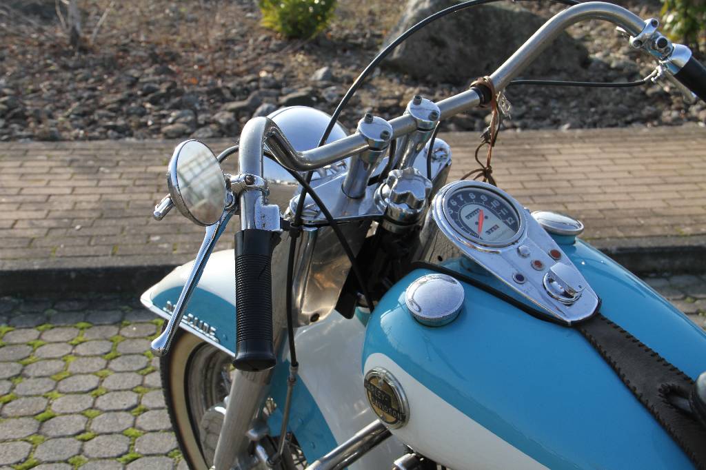Detail c: Harley Davidson Duo Glide, EZ 07.1958, 2. Hand, Laufleistung ca. 2.326 km abgelesen, HU 08.2016, H-Zulassung, 42 kW/ 57 PS, 2- Zylinder, ...