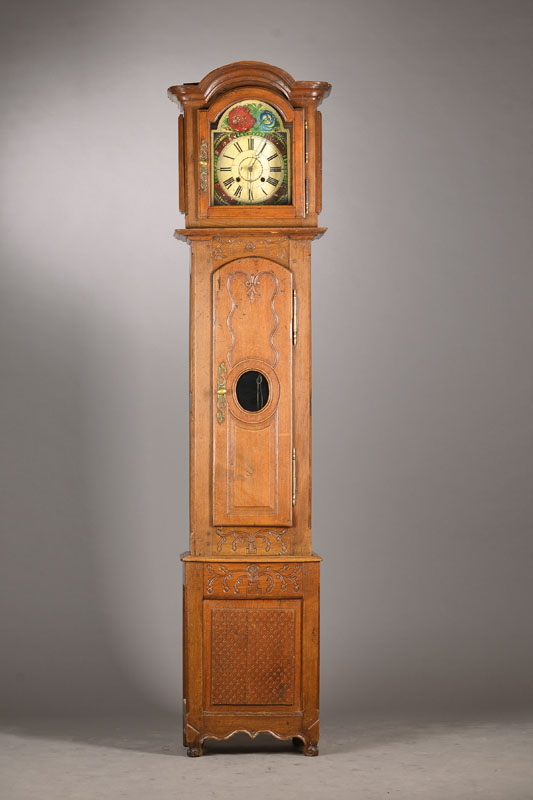 Standuhr, Elasß/Lothringen, um 1850, Eiche, florale Blattschnitzereien, profiliert,dreiteilig, oben seitl. verglaste Öffnungen, Schwungbereich der ...
