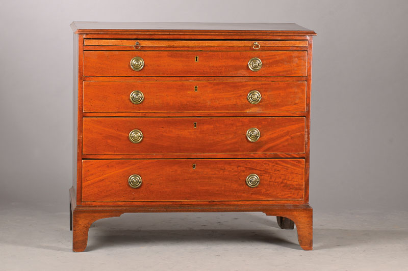 Kommode, sog. Chest-of-Drawers, England, Ende 19.Jh., Mahagoni furniert z.T. auf Weichholzkorpus, nach dem Spät-Georgianischen Vorbild, 4-schübig ...
