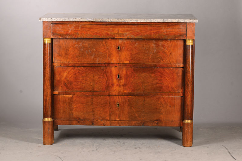 Kommode, Frankreich, um 1870, Mahagoni furniert u. massiv, Eichekorpus, 4-schübig, seitl. Vollsäulen mit Messingkapitellen- u. basen, z.T. auf ...