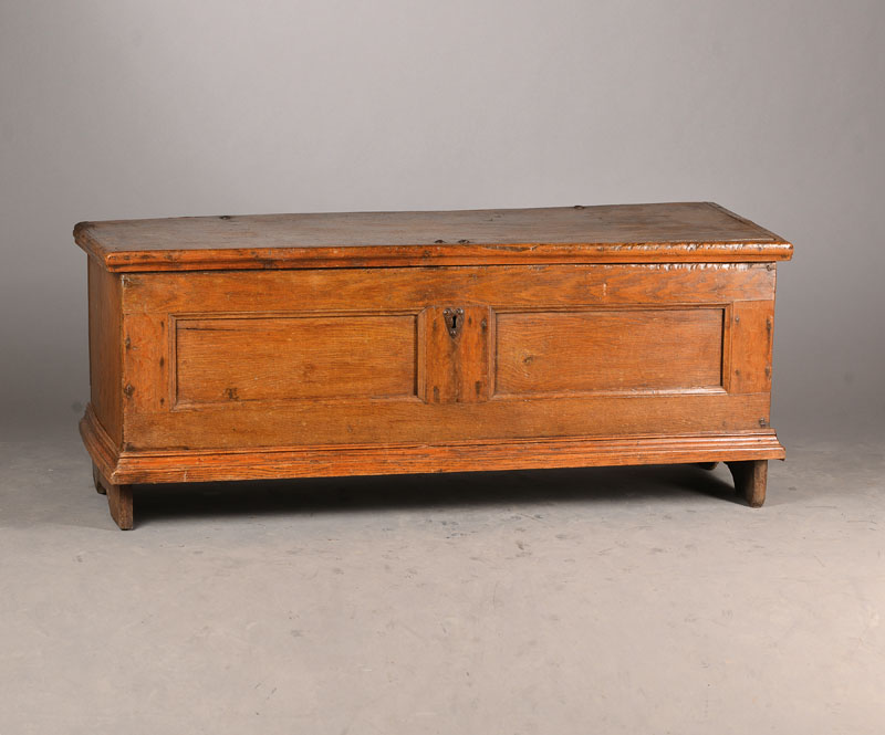 Truhe, wohl mitteldeutsch, 19.Jh., Eiche massiv, Front mit 2 aufgeblendeten Kassetten, kein Schloss, keine Beilade, 1 Eisenband besch., ca. 56x138x49 ...