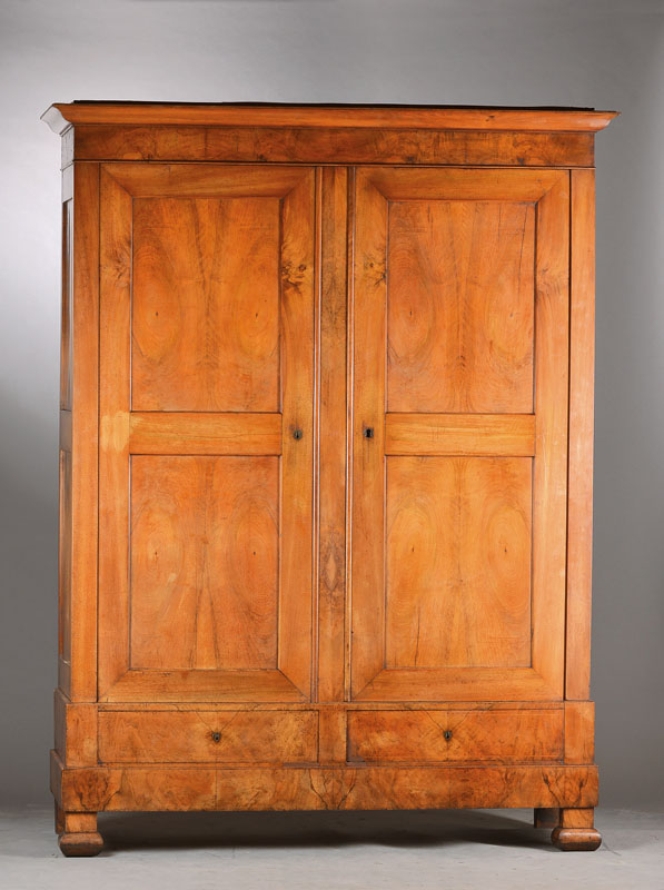 Kleiderschrank, wohl mitteldeutsch, um 1860/70, Nussbaumfurnier auf Eichekorpus, 2-türig mit 2 Kastenschlössern aus der Zeit, Innen 3 ...
